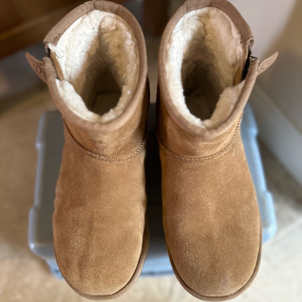 UGG Short side zippered Boots